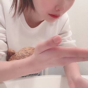 洗顔をする女性｜日常｜スキンケア