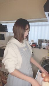 料理をする女性｜笑顔｜日常