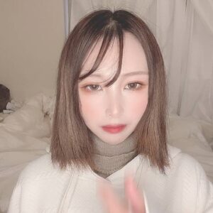 くさそうにする女性｜美容