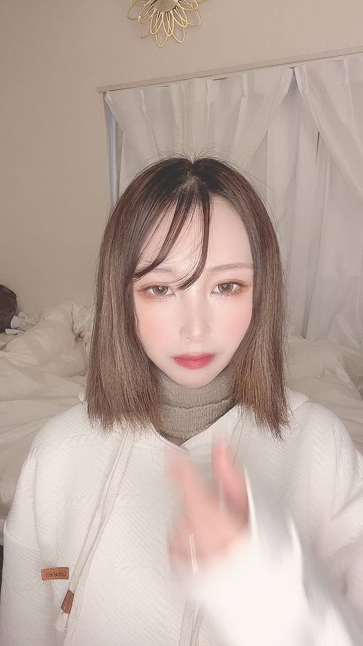 くさそうにする女性｜美容