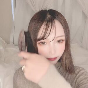 くしで髪をとく女性｜ヘアケア｜日常