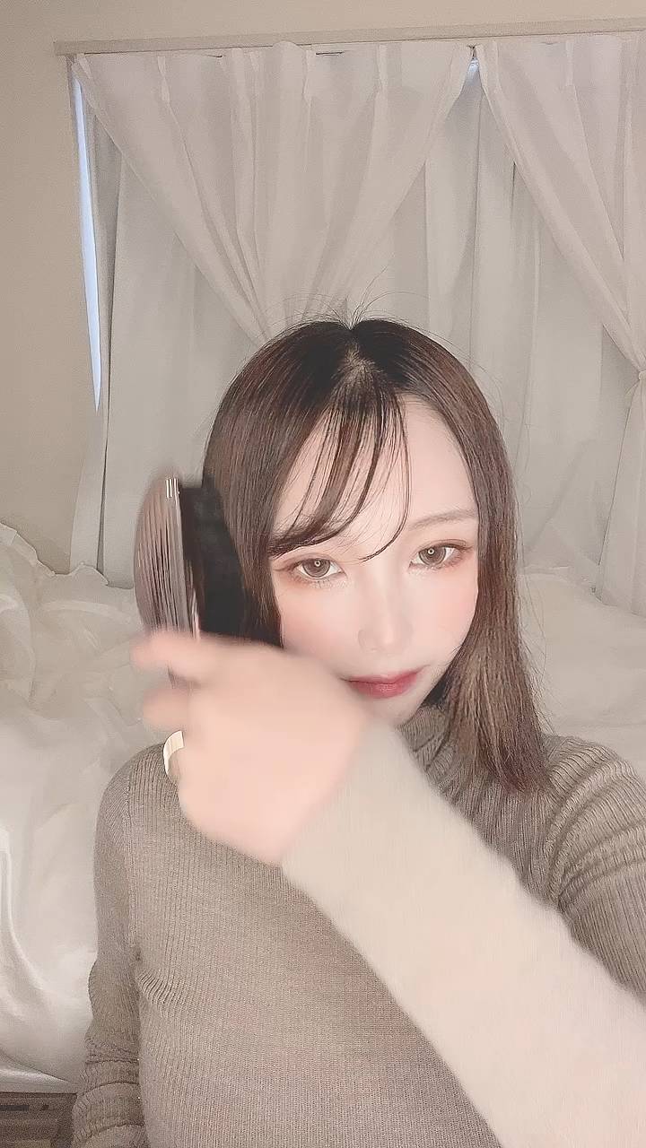 くしで髪をとく女性｜ヘアケア｜日常