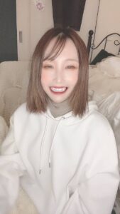 笑いながら髪をかき上げる｜日常｜ヘアケア