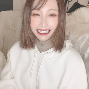 笑いながら髪をかき上げる｜日常｜ヘアケア