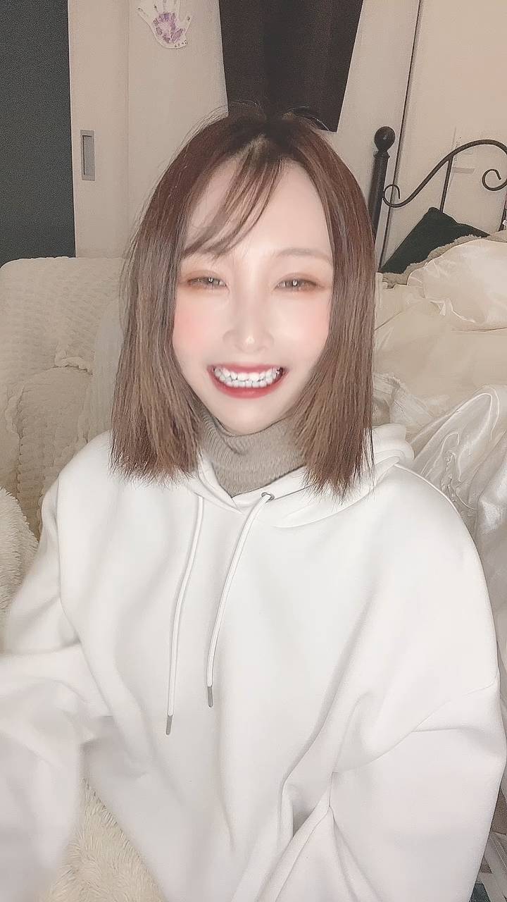 笑いながら髪をかき上げる｜日常｜ヘアケア