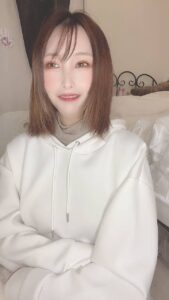 笑いながら手を口に当てる女性｜笑顔｜日常｜彼氏目線