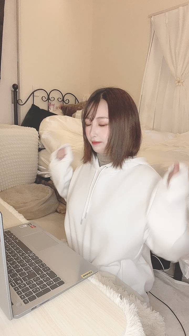 PC前で伸びをして笑顔になる女性｜笑顔｜日常