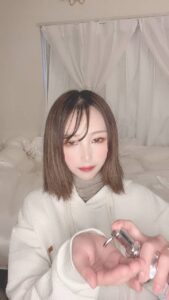 ヘアオイルを馴染ませる女性｜ヘアケア｜