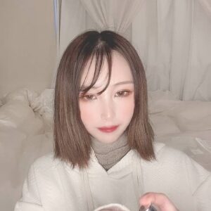 ヘアオイルを馴染ませる女性｜ヘアケア｜