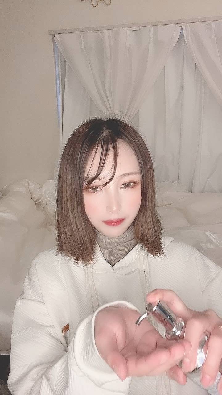 ヘアオイルを馴染ませる女性｜ヘアケア｜