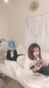 自宅でくつろいでスマホを操作する女性｜日常｜Vlog