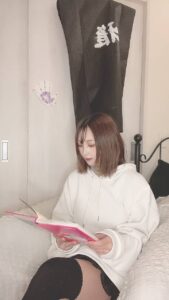 本を読んで微笑む女性｜日常｜彼氏目線