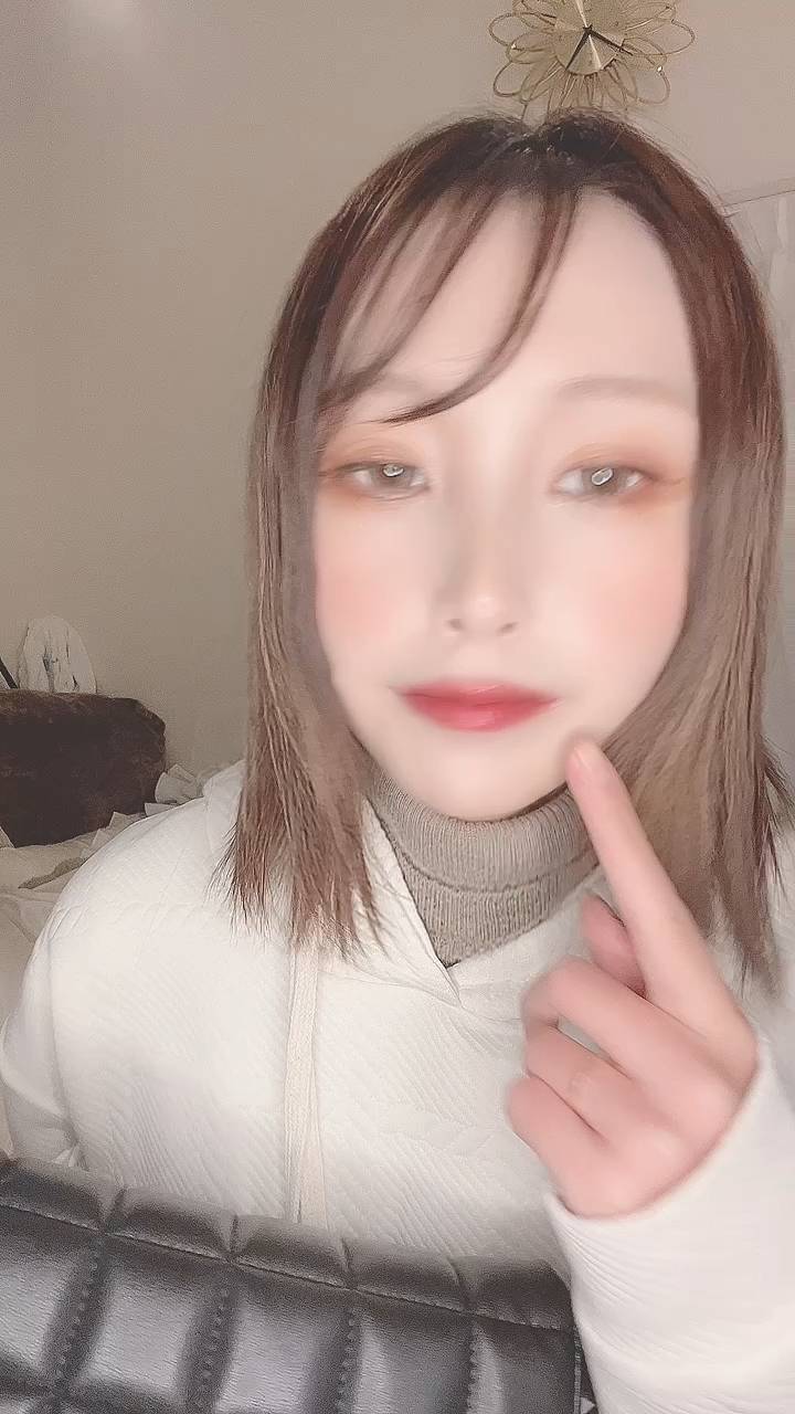 外出前のリップをチェックする女性｜デート｜美容