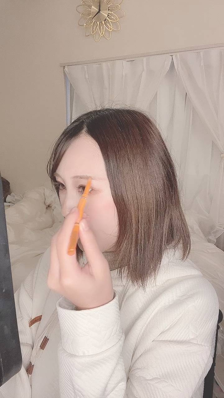 眉毛を整えながら鏡を見て笑う女性｜メイク｜デート｜彼氏目線