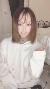 ガッツポーズして笑顔になる女性｜After｜美容｜ダイエット