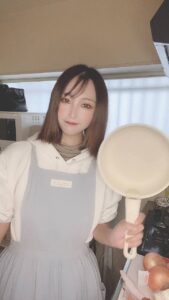 フライパンを持ってポーズ｜家庭的・親しみやすい雰囲気｜料理｜彼氏目線