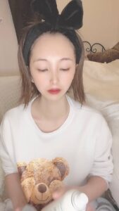 化粧水を顔に馴染ませてうっとり｜美容｜スキンケア