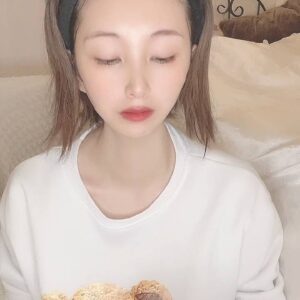 化粧水を顔に馴染ませてうっとり｜美容｜スキンケア