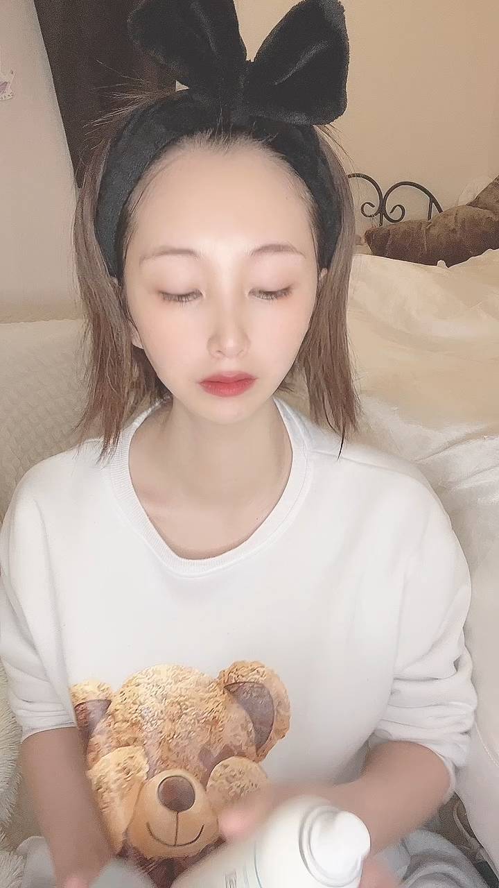 化粧水を顔に馴染ませてうっとり｜美容｜スキンケア