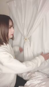 カーテンを開けて深呼吸｜日常