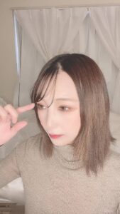 鏡でヘアチェックする女性｜ヘアケア｜美容｜デート