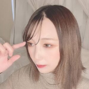 鏡でヘアチェックする女性｜ヘアケア｜美容｜デート