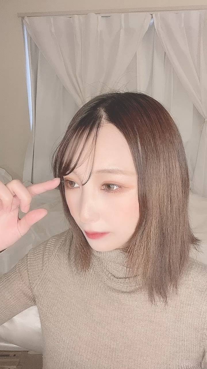 鏡でヘアチェックする女性｜ヘアケア｜美容｜デート