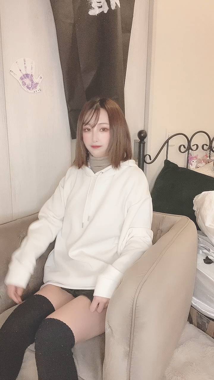 ソファでくつろぐ女性｜リラックス｜ソファ