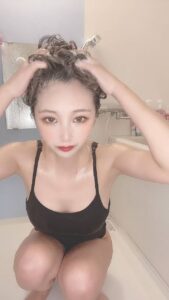 お風呂で髪を洗う女性｜シャワー｜シャンプー