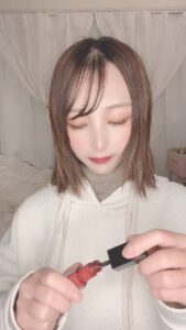 リップを塗って出かける準備完了｜メイク｜笑顔