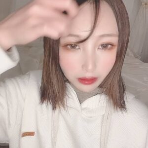 前髪を整える女性｜準備｜前髪