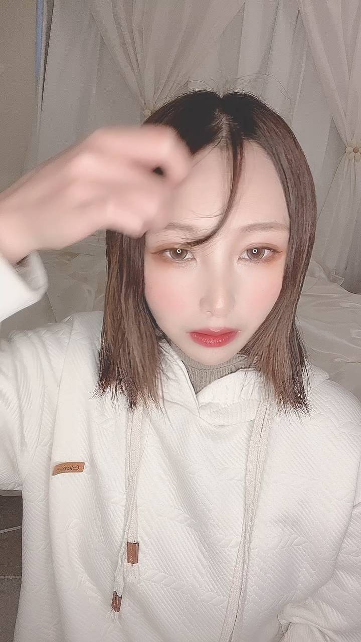 前髪を整える女性｜準備｜前髪