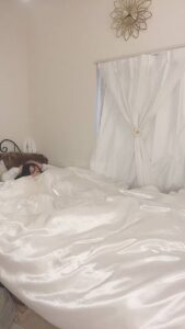 すっきり目覚められた女性｜起床｜寝起き｜日常