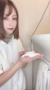 洗顔フォームを泡立てて笑う女性｜準備｜洗顔