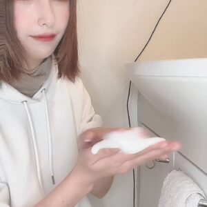 洗顔フォームを泡立てて笑う女性｜準備｜洗顔