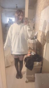 新しい服を着てポーズをする女性｜ポーズ｜ファッションチェック