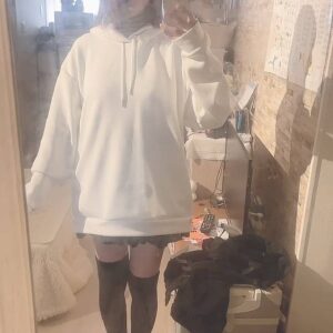 新しい服を着てポーズをする女性｜ポーズ｜ファッションチェック
