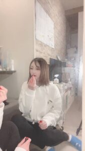 リップを塗ってウインク｜デート