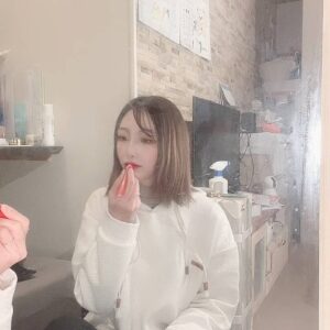 リップを塗ってウインク｜デート