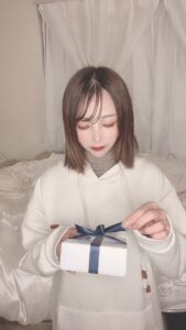 プレゼントを開けて喜ぶ女性｜彼氏目線｜喜び