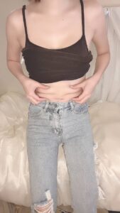 自宅でお腹をつまむ女性｜お腹｜ダイエット