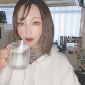 飲み物を飲んで微笑む女性｜デート風｜彼氏目線