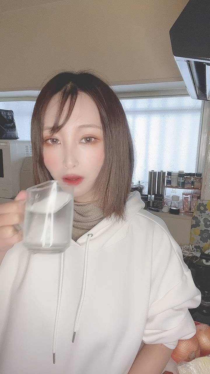 飲み物を飲んで微笑む女性｜デート風｜彼氏目線