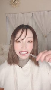 歯ブラシする女性｜ホワイトニング｜クリニック