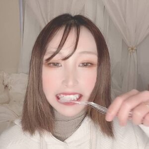 歯ブラシする女性｜ホワイトニング｜クリニック