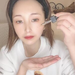 美容液を塗る女性｜準備｜笑顔