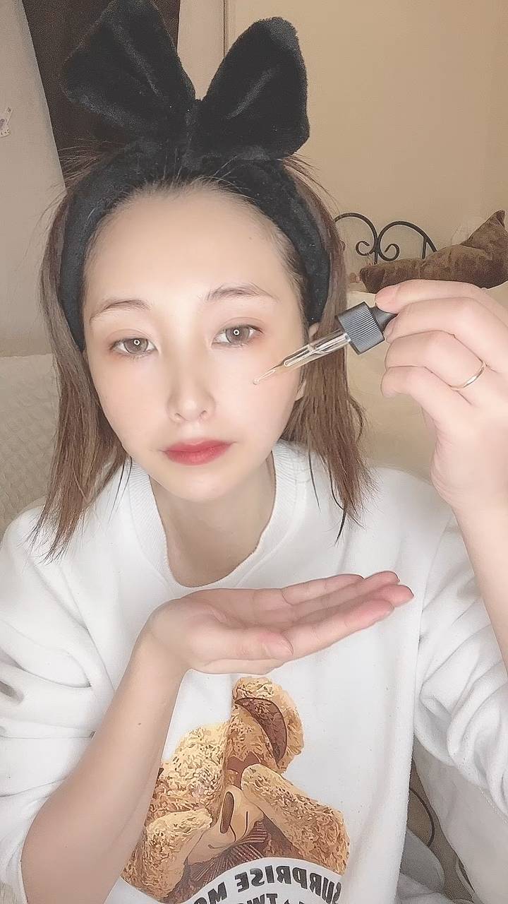 美容液を塗る女性｜準備｜笑顔