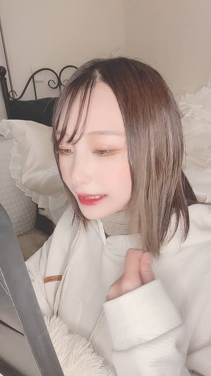 鏡で歯をチェックして笑う｜白い歯｜ホワイトニング｜クリニック