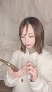 DMを見て嬉しそうに笑う女性｜笑顔｜SNS