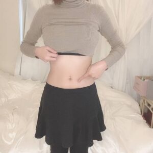 ウエストを指差してアピールする女性｜ダイエット｜美容